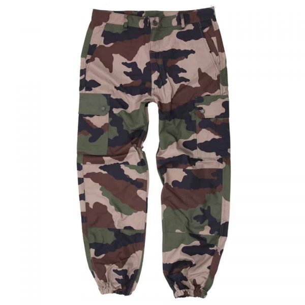 11 <big>F2 suit broek recon Ripstop Franse Camo</big> <big><strong>Kenmerken:</strong></big> <ul> <li><big>Broek gemaakt van 65% polyester en 35% katoen</big></li> <li><big>Voorzien van 4 zakken aan de voorzijde</big></li> <li><big>Elastiek aan onderzijde van de broekspijp</big></li> </ul>