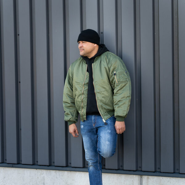 1214011 11 02 <strong>Materiaal:</strong> 100% hoogwaardig nylon ✔ <strong>Warme gewatteerde jas</strong> met binnenvoering ✔ <strong>Metalen ritssluiting</strong> voor extra duurzaamheid ✔ <strong>Twee steekzakken met drukknoop</strong> op de voorzijde ✔ <strong>Armzakje met metalen rits</strong> voor kleine accessoires ✔ <strong>Omkeerbare oranje binnenvoering</strong> voor extra zichtbaarheid ✔ <strong>Lage kraag</strong> voor een tijdloze look ✔ <strong>Verkrijgbaar in XXS t/m XXL</strong>, inclusief <strong>XS voor tieners vanaf 15 jaar</strong> <strong>Gewicht:</strong> 900 g <strong>Merk:</strong> Fostex Garments <strong>Perfect voor:</strong> <ul> <li>Beveiligingspersoneel & outdoor activiteiten</li> <li>Fans van militaire stijl & urban fashion</li> <li>Bescherming tegen kou en wind in alle seizoenen</li> <li>Streetwear en casual looks</li> </ul> Met zijn <strong>authentieke ontwerp</strong>, <strong>functionaliteit</strong> en <strong>tijdloze stijl</strong> is de <strong>MA-1 bomber jacket</strong> een must-have voor zowel militaire liefhebbers als modebewuste dragers! Voor de dames is het belangrijk om waarschijnlijk 1 maat kleiner te bestellen. <div><strong>Twijfel je over de maat, bestel dan één maatje groter. De jas valt wat kleiner uit.</strong></div> <div><a title="Maattabel" href="https://dedump.nl/wp-content/uploads/2025/01/Bomber-jas-dedump.nl_.pdf" target="_blank" rel="noopener noreferrer"><button><span style="color: #ef471f; font-size: medium;"><strong>Maattabel</strong></span></button></a></div>