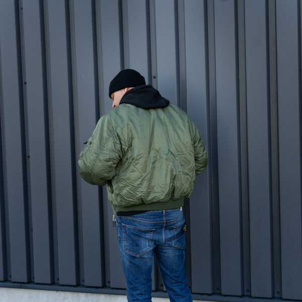 1214011 11 03 <strong>Materiaal:</strong> 100% hoogwaardig nylon ✔ <strong>Warme gewatteerde jas</strong> met binnenvoering ✔ <strong>Metalen ritssluiting</strong> voor extra duurzaamheid ✔ <strong>Twee steekzakken met drukknoop</strong> op de voorzijde ✔ <strong>Armzakje met metalen rits</strong> voor kleine accessoires ✔ <strong>Omkeerbare oranje binnenvoering</strong> voor extra zichtbaarheid ✔ <strong>Lage kraag</strong> voor een tijdloze look ✔ <strong>Verkrijgbaar in XXS t/m XXL</strong>, inclusief <strong>XS voor tieners vanaf 15 jaar</strong> <strong>Gewicht:</strong> 900 g <strong>Merk:</strong> Fostex Garments <strong>Perfect voor:</strong> <ul> <li>Beveiligingspersoneel & outdoor activiteiten</li> <li>Fans van militaire stijl & urban fashion</li> <li>Bescherming tegen kou en wind in alle seizoenen</li> <li>Streetwear en casual looks</li> </ul> Met zijn <strong>authentieke ontwerp</strong>, <strong>functionaliteit</strong> en <strong>tijdloze stijl</strong> is de <strong>MA-1 bomber jacket</strong> een must-have voor zowel militaire liefhebbers als modebewuste dragers! Voor de dames is het belangrijk om waarschijnlijk 1 maat kleiner te bestellen. <div><strong>Twijfel je over de maat, bestel dan één maatje groter. De jas valt wat kleiner uit.</strong></div> <div><a title="Maattabel" href="https://dedump.nl/wp-content/uploads/2025/01/Bomber-jas-dedump.nl_.pdf" target="_blank" rel="noopener noreferrer"><button><span style="color: #ef471f; font-size: medium;"><strong>Maattabel</strong></span></button></a></div>