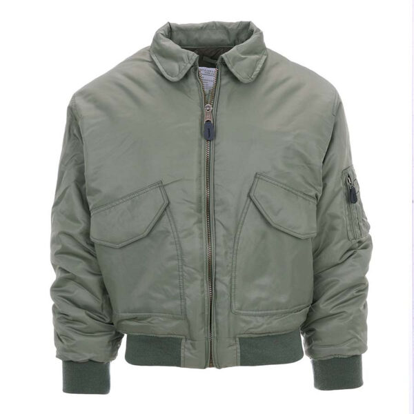 1224101 11 01 De <strong>CWU-jas</strong> combineert stijl en functionaliteit voor de moderne avonturier. Deze jas, geïnspireerd op klassieke vliegerjassen, is gemaakt van duurzaam <strong>100% nylon</strong> aan de buitenkant en een comfortabele <strong>polyester voering en vulling</strong>. Of je nu op zoek bent naar een jas voor dagelijks gebruik of iets dat je beschermt tegen kouder weer, de CWU-jas biedt de ideale mix van comfort en bescherming. De kraag met zwart gestikte voering geeft een unieke, stoere uitstraling, terwijl de praktische zakken genoeg ruimte bieden voor je essentials. <a title="Maattabel" href="https://dedump.nl/wp-content/uploads/2022/06/1224101-CWU-jack-maattabel.pdf" target="_blank" rel="noopener noreferrer"><button><span style="color: #ef471f; font-size: medium;"><strong>Maattabel</strong></span></button></a>