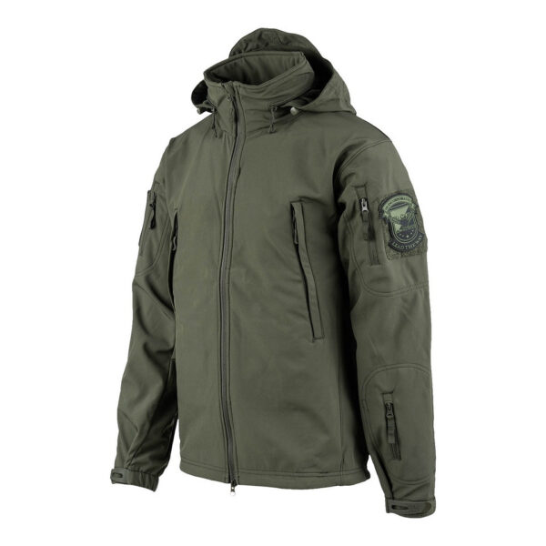 129840 11 02 <div> Het <strong>Tactical Softshell Jacket</strong> is speciaal ontworpen voor veelzijdig gebruik tijdens outdoor activiteiten zoals wandelen, vissen, survival en airsoft. Deze jas is gemaakt van <strong>4-way elastische stof</strong> die <strong>waterbestendig</strong> is, waardoor je beschermd blijft tegen de elementen. Dankzij de combinatie van warmtebehoud en vochtregulatie is het de perfecte keuze voor intensieve activiteiten. Het jack is uitgerust met meerdere zakken, <strong>ventilatieopeningen onder de armen</strong>, en een opbergbare hoodie, wat zorgt voor functionaliteit en comfort in elke situatie. De <strong>fleece binnenlaag</strong> houdt je warm, terwijl de jas lichtgewicht blijft. <strong>Versterkte armpanelen</strong> en <strong>verstelbare polsbanden</strong> bieden extra duurzaamheid en flexibiliteit, en de <strong>velcro patchpanelen</strong> op de schouders maken het gemakkelijk om je uitrusting te personaliseren. </div> <div><a title="Maattabel" href="https://dedump.nl/wp-content/uploads/2023/01/129840-Softshell-jack-tactical-maattabel1.pdf" target="_blank" rel="noopener noreferrer"><button><span style="color: #ef471f; font-size: medium;"><strong>Maattabel</strong></span></button></a></div>