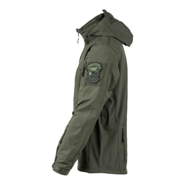 129840 11 03 <div> Het <strong>Tactical Softshell Jacket</strong> is speciaal ontworpen voor veelzijdig gebruik tijdens outdoor activiteiten zoals wandelen, vissen, survival en airsoft. Deze jas is gemaakt van <strong>4-way elastische stof</strong> die <strong>waterbestendig</strong> is, waardoor je beschermd blijft tegen de elementen. Dankzij de combinatie van warmtebehoud en vochtregulatie is het de perfecte keuze voor intensieve activiteiten. Het jack is uitgerust met meerdere zakken, <strong>ventilatieopeningen onder de armen</strong>, en een opbergbare hoodie, wat zorgt voor functionaliteit en comfort in elke situatie. De <strong>fleece binnenlaag</strong> houdt je warm, terwijl de jas lichtgewicht blijft. <strong>Versterkte armpanelen</strong> en <strong>verstelbare polsbanden</strong> bieden extra duurzaamheid en flexibiliteit, en de <strong>velcro patchpanelen</strong> op de schouders maken het gemakkelijk om je uitrusting te personaliseren. </div> <div><a title="Maattabel" href="https://dedump.nl/wp-content/uploads/2023/01/129840-Softshell-jack-tactical-maattabel1.pdf" target="_blank" rel="noopener noreferrer"><button><span style="color: #ef471f; font-size: medium;"><strong>Maattabel</strong></span></button></a></div>