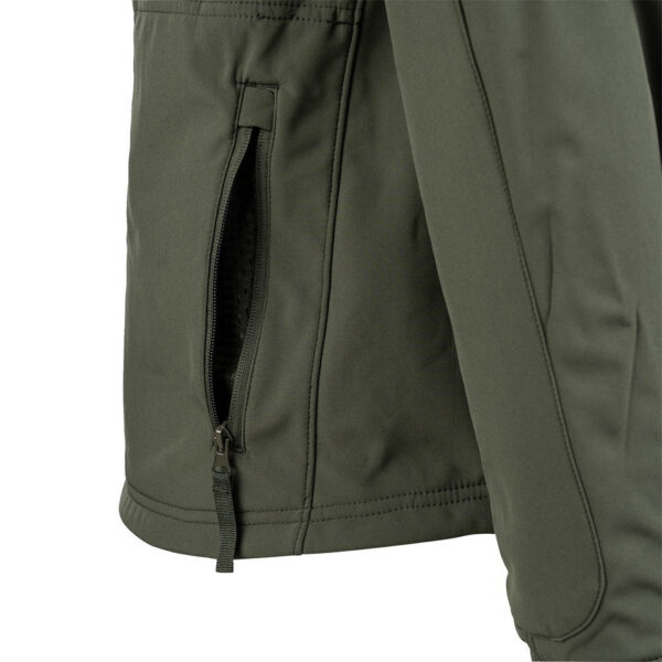 129840 11 05 <div> Het <strong>Tactical Softshell Jacket</strong> is speciaal ontworpen voor veelzijdig gebruik tijdens outdoor activiteiten zoals wandelen, vissen, survival en airsoft. Deze jas is gemaakt van <strong>4-way elastische stof</strong> die <strong>waterbestendig</strong> is, waardoor je beschermd blijft tegen de elementen. Dankzij de combinatie van warmtebehoud en vochtregulatie is het de perfecte keuze voor intensieve activiteiten. Het jack is uitgerust met meerdere zakken, <strong>ventilatieopeningen onder de armen</strong>, en een opbergbare hoodie, wat zorgt voor functionaliteit en comfort in elke situatie. De <strong>fleece binnenlaag</strong> houdt je warm, terwijl de jas lichtgewicht blijft. <strong>Versterkte armpanelen</strong> en <strong>verstelbare polsbanden</strong> bieden extra duurzaamheid en flexibiliteit, en de <strong>velcro patchpanelen</strong> op de schouders maken het gemakkelijk om je uitrusting te personaliseren. </div> <div><a title="Maattabel" href="https://dedump.nl/wp-content/uploads/2023/01/129840-Softshell-jack-tactical-maattabel1.pdf" target="_blank" rel="noopener noreferrer"><button><span style="color: #ef471f; font-size: medium;"><strong>Maattabel</strong></span></button></a></div>