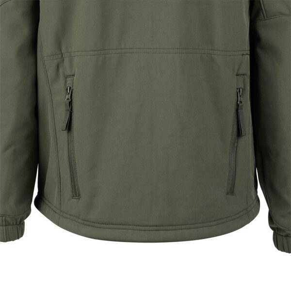 129840 11 06 <div> Het <strong>Tactical Softshell Jacket</strong> is speciaal ontworpen voor veelzijdig gebruik tijdens outdoor activiteiten zoals wandelen, vissen, survival en airsoft. Deze jas is gemaakt van <strong>4-way elastische stof</strong> die <strong>waterbestendig</strong> is, waardoor je beschermd blijft tegen de elementen. Dankzij de combinatie van warmtebehoud en vochtregulatie is het de perfecte keuze voor intensieve activiteiten. Het jack is uitgerust met meerdere zakken, <strong>ventilatieopeningen onder de armen</strong>, en een opbergbare hoodie, wat zorgt voor functionaliteit en comfort in elke situatie. De <strong>fleece binnenlaag</strong> houdt je warm, terwijl de jas lichtgewicht blijft. <strong>Versterkte armpanelen</strong> en <strong>verstelbare polsbanden</strong> bieden extra duurzaamheid en flexibiliteit, en de <strong>velcro patchpanelen</strong> op de schouders maken het gemakkelijk om je uitrusting te personaliseren. </div> <div><a title="Maattabel" href="https://dedump.nl/wp-content/uploads/2023/01/129840-Softshell-jack-tactical-maattabel1.pdf" target="_blank" rel="noopener noreferrer"><button><span style="color: #ef471f; font-size: medium;"><strong>Maattabel</strong></span></button></a></div>
