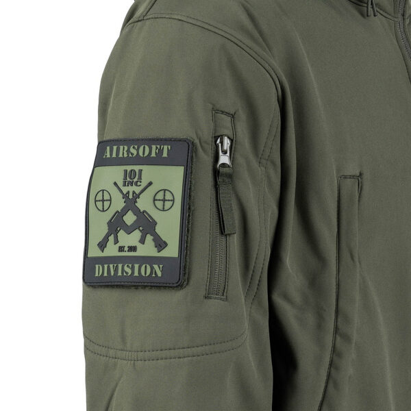 129840 11 07 <div> Het <strong>Tactical Softshell Jacket</strong> is speciaal ontworpen voor veelzijdig gebruik tijdens outdoor activiteiten zoals wandelen, vissen, survival en airsoft. Deze jas is gemaakt van <strong>4-way elastische stof</strong> die <strong>waterbestendig</strong> is, waardoor je beschermd blijft tegen de elementen. Dankzij de combinatie van warmtebehoud en vochtregulatie is het de perfecte keuze voor intensieve activiteiten. Het jack is uitgerust met meerdere zakken, <strong>ventilatieopeningen onder de armen</strong>, en een opbergbare hoodie, wat zorgt voor functionaliteit en comfort in elke situatie. De <strong>fleece binnenlaag</strong> houdt je warm, terwijl de jas lichtgewicht blijft. <strong>Versterkte armpanelen</strong> en <strong>verstelbare polsbanden</strong> bieden extra duurzaamheid en flexibiliteit, en de <strong>velcro patchpanelen</strong> op de schouders maken het gemakkelijk om je uitrusting te personaliseren. </div> <div><a title="Maattabel" href="https://dedump.nl/wp-content/uploads/2023/01/129840-Softshell-jack-tactical-maattabel1.pdf" target="_blank" rel="noopener noreferrer"><button><span style="color: #ef471f; font-size: medium;"><strong>Maattabel</strong></span></button></a></div>