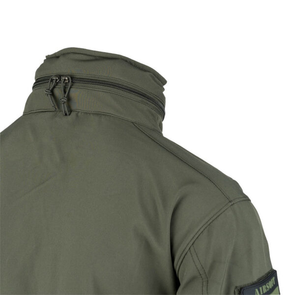 129840 11 08 <div> Het <strong>Tactical Softshell Jacket</strong> is speciaal ontworpen voor veelzijdig gebruik tijdens outdoor activiteiten zoals wandelen, vissen, survival en airsoft. Deze jas is gemaakt van <strong>4-way elastische stof</strong> die <strong>waterbestendig</strong> is, waardoor je beschermd blijft tegen de elementen. Dankzij de combinatie van warmtebehoud en vochtregulatie is het de perfecte keuze voor intensieve activiteiten. Het jack is uitgerust met meerdere zakken, <strong>ventilatieopeningen onder de armen</strong>, en een opbergbare hoodie, wat zorgt voor functionaliteit en comfort in elke situatie. De <strong>fleece binnenlaag</strong> houdt je warm, terwijl de jas lichtgewicht blijft. <strong>Versterkte armpanelen</strong> en <strong>verstelbare polsbanden</strong> bieden extra duurzaamheid en flexibiliteit, en de <strong>velcro patchpanelen</strong> op de schouders maken het gemakkelijk om je uitrusting te personaliseren. </div> <div><a title="Maattabel" href="https://dedump.nl/wp-content/uploads/2023/01/129840-Softshell-jack-tactical-maattabel1.pdf" target="_blank" rel="noopener noreferrer"><button><span style="color: #ef471f; font-size: medium;"><strong>Maattabel</strong></span></button></a></div>
