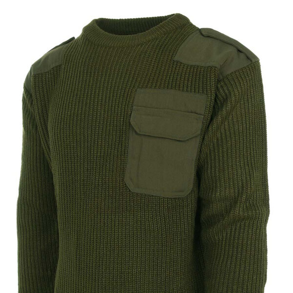 1313110 11 03 <div class="colordesc"> De <strong>Fostex Garments Commando Trui</strong> is een robuuste en functionele <strong>militaire stijl trui</strong>, ontworpen voor <strong>werk, outdoor-activiteiten en dagelijks gebruik</strong>. Deze trui is beschikbaar in <strong>groen, blauw en zwart</strong> en biedt de perfecte combinatie van <strong>comfort, duurzaamheid en stijl</strong>. Dankzij het <strong>100% acrylmateriaal</strong> is de trui <strong>warm, slijtvast en flexibel</strong>, waardoor hij zowel in koude als gematigde weersomstandigheden ideaal is. De trui is voorzien van <strong>versterkte schouder- en elleboogstukken</strong>, wat extra stevigheid biedt bij intensief gebruik. Daarnaast heeft hij <strong>epauletten op de schouders</strong> en een <strong>praktische borstzak</strong> voor het opbergen van kleine essentials zoals een notitieblok of ID-kaart. <strong>Veelzijdig in gebruik:</strong> Deze trui is ideaal voor <strong>beveiligingspersoneel, outdoorliefhebbers, werkprofessionals en casual wear</strong>. Door zijn <strong>stevige pasvorm en ademend vermogen</strong> is hij geschikt voor diverse activiteiten en biedt hij optimale <strong>warmte en bewegingsvrijheid</strong>. <a title="Maattabel" href="https://dedump.nl/wp-content/uploads/2021/08/Commando-Trui-deDump.nl_.pdf" target="_blank" rel="noopener noreferrer"><button><span style="color: #ef471f;font-size: medium"><strong>Maattabel</strong></span></button></a> </div>