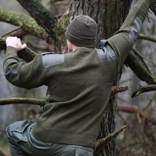 1313110 11 commando trui 1 <div class="colordesc"> De <strong>Fostex Garments Commando Trui</strong> is een robuuste en functionele <strong>militaire stijl trui</strong>, ontworpen voor <strong>werk, outdoor-activiteiten en dagelijks gebruik</strong>. Deze trui is beschikbaar in <strong>groen, blauw en zwart</strong> en biedt de perfecte combinatie van <strong>comfort, duurzaamheid en stijl</strong>. Dankzij het <strong>100% acrylmateriaal</strong> is de trui <strong>warm, slijtvast en flexibel</strong>, waardoor hij zowel in koude als gematigde weersomstandigheden ideaal is. De trui is voorzien van <strong>versterkte schouder- en elleboogstukken</strong>, wat extra stevigheid biedt bij intensief gebruik. Daarnaast heeft hij <strong>epauletten op de schouders</strong> en een <strong>praktische borstzak</strong> voor het opbergen van kleine essentials zoals een notitieblok of ID-kaart. <strong>Veelzijdig in gebruik:</strong> Deze trui is ideaal voor <strong>beveiligingspersoneel, outdoorliefhebbers, werkprofessionals en casual wear</strong>. Door zijn <strong>stevige pasvorm en ademend vermogen</strong> is hij geschikt voor diverse activiteiten en biedt hij optimale <strong>warmte en bewegingsvrijheid</strong>. <a title="Maattabel" href="https://dedump.nl/wp-content/uploads/2021/08/Commando-Trui-deDump.nl_.pdf" target="_blank" rel="noopener noreferrer"><button><span style="color: #ef471f;font-size: medium"><strong>Maattabel</strong></span></button></a> </div>
