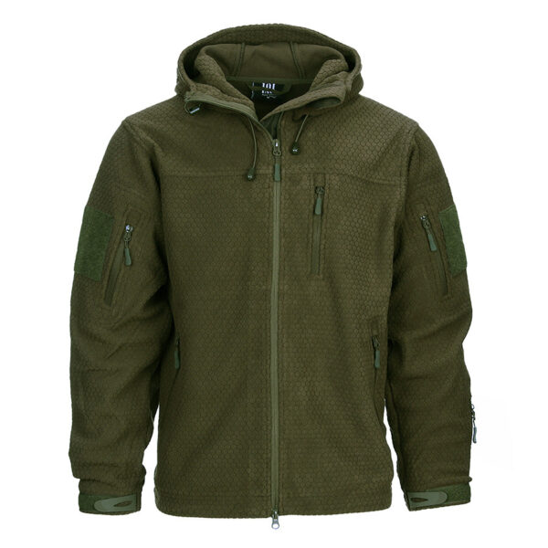 131364 11 01 Ben je op zoek naar een comfortabel en functioneel fleece vest dat je warm houdt tijdens al je outdooractiviteiten? Het <strong>Hexagon fleece vest</strong> biedt een perfecte balans tussen stijl en functionaliteit. Dit veelzijdige vest is vervaardigd uit 260g/m² hoogwaardig polyester en biedt niet alleen optimale warmte, maar is ook ademend, zodat je je zelfs in actieve situaties comfortabel voelt. Dankzij het strakke ontwerp en de praktische details is dit vest ideaal voor zowel werk als recreatie. Met de handige verstelbare capuchon ben je goed beschermd tegen wind en regen, terwijl de verschillende zakken ervoor zorgen dat je altijd al je benodigdheden bij de hand hebt. Dit vest is uitgerust met <strong>twee ruime cargo-zakken op de mouwen</strong>, een cargo-zak op de onderarm, en <strong>drie voorzakken</strong> – perfect voor het veilig opbergen van je telefoon, sleutels, en andere kleine items. Dankzij de mogelijkheid om patches met velcro te bevestigen op de mouwen, kun je dit vest bovendien personaliseren naar je eigen smaak en wensen.