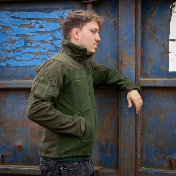 131365 11 05 <div>Het <strong>combat fleece vest</strong> is ontworpen voor optimale veelzijdigheid en comfort tijdens outdooractiviteiten. Dit vest, gemaakt van hoogwaardig <strong>polyester</strong>, is voorzien van strategische ventilatieopties onder de oksels en verschillende opbergzakken voor al je benodigdheden. De robuuste <strong>YKK-ritsen</strong> garanderen duurzaamheid, terwijl de mogelijkheid om patches op de voor-, achter- en mouwgedeeltes te bevestigen, zorgt voor een gepersonaliseerde uitstraling. Dankzij het <strong>elastische koord met lockers</strong> aan de taille kun je de pasvorm eenvoudig aanpassen voor extra comfort tijdens het dragen.</div> <div></div> <div><a title="Maattabel" href="https://dedump.nl/wp-content/uploads/2020/04/deDump.nl-101-INC-COMBAT-FLEECE-VEST.pdf" target="_blank" rel="noopener noreferrer"><button><span style="color: #ef471f;font-size: medium"><strong>Maattabel</strong></span></button></a></div>