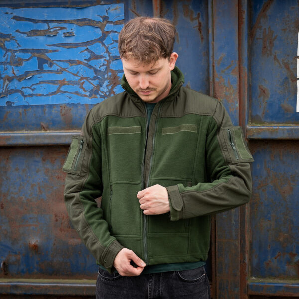 131365 11 06 <div>Het <strong>combat fleece vest</strong> is ontworpen voor optimale veelzijdigheid en comfort tijdens outdooractiviteiten. Dit vest, gemaakt van hoogwaardig <strong>polyester</strong>, is voorzien van strategische ventilatieopties onder de oksels en verschillende opbergzakken voor al je benodigdheden. De robuuste <strong>YKK-ritsen</strong> garanderen duurzaamheid, terwijl de mogelijkheid om patches op de voor-, achter- en mouwgedeeltes te bevestigen, zorgt voor een gepersonaliseerde uitstraling. Dankzij het <strong>elastische koord met lockers</strong> aan de taille kun je de pasvorm eenvoudig aanpassen voor extra comfort tijdens het dragen.</div> <div></div> <div><a title="Maattabel" href="https://dedump.nl/wp-content/uploads/2020/04/deDump.nl-101-INC-COMBAT-FLEECE-VEST.pdf" target="_blank" rel="noopener noreferrer"><button><span style="color: #ef471f;font-size: medium"><strong>Maattabel</strong></span></button></a></div>