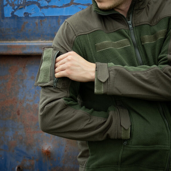 131365 11 07 <div>Het <strong>combat fleece vest</strong> is ontworpen voor optimale veelzijdigheid en comfort tijdens outdooractiviteiten. Dit vest, gemaakt van hoogwaardig <strong>polyester</strong>, is voorzien van strategische ventilatieopties onder de oksels en verschillende opbergzakken voor al je benodigdheden. De robuuste <strong>YKK-ritsen</strong> garanderen duurzaamheid, terwijl de mogelijkheid om patches op de voor-, achter- en mouwgedeeltes te bevestigen, zorgt voor een gepersonaliseerde uitstraling. Dankzij het <strong>elastische koord met lockers</strong> aan de taille kun je de pasvorm eenvoudig aanpassen voor extra comfort tijdens het dragen.</div> <div></div> <div><a title="Maattabel" href="https://dedump.nl/wp-content/uploads/2020/04/deDump.nl-101-INC-COMBAT-FLEECE-VEST.pdf" target="_blank" rel="noopener noreferrer"><button><span style="color: #ef471f;font-size: medium"><strong>Maattabel</strong></span></button></a></div>
