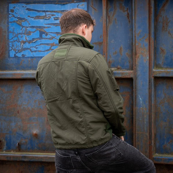 131365 11 08 <div>Het <strong>combat fleece vest</strong> is ontworpen voor optimale veelzijdigheid en comfort tijdens outdooractiviteiten. Dit vest, gemaakt van hoogwaardig <strong>polyester</strong>, is voorzien van strategische ventilatieopties onder de oksels en verschillende opbergzakken voor al je benodigdheden. De robuuste <strong>YKK-ritsen</strong> garanderen duurzaamheid, terwijl de mogelijkheid om patches op de voor-, achter- en mouwgedeeltes te bevestigen, zorgt voor een gepersonaliseerde uitstraling. Dankzij het <strong>elastische koord met lockers</strong> aan de taille kun je de pasvorm eenvoudig aanpassen voor extra comfort tijdens het dragen.</div> <div></div> <div><a title="Maattabel" href="https://dedump.nl/wp-content/uploads/2020/04/deDump.nl-101-INC-COMBAT-FLEECE-VEST.pdf" target="_blank" rel="noopener noreferrer"><button><span style="color: #ef471f;font-size: medium"><strong>Maattabel</strong></span></button></a></div>