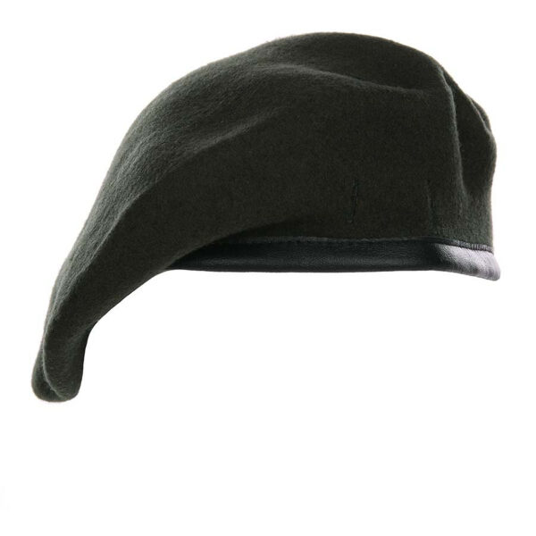 211117 11 05 De leger baret KL Groen van 100% wol bij DeDump.nl is een authentiek militair accessoire dat zowel functioneel als duurzaam is. Gemaakt van hoogwaardige wol biedt deze baret uitstekende warmte en comfort tijdens militaire activiteiten. De baret is speciaal ontworpen voor militaire toepassingen en past goed bij de uniformen en uitrusting van soldaten. Het is een essentieel onderdeel van de uitrusting voor militaire eenheden en wordt vaak gebruikt als onderdeel van formele en ceremoniële uniformen. Deze legerbaret is beschikbaar in meerdere kleuren, waardoor het aan verschillende legeruniformen kan worden aangepast. Het toevoegen van deze baret aan het uniform zorgt voor een professionele uitstraling en eenheid binnen de gelederen. Naast het symbolische belang, biedt de baret ook praktische voordelen. Het beschermt het hoofd tegen weersinvloeden en biedt een mate van camouflage tijdens militaire operaties. Kies voor authenticiteit en functionaliteit met onze leger baret van 100% wol. Bestel nu bij DeDump.nl en voeg dit belangrijke militaire accessoire toe aan je uitrusting. <div></div>