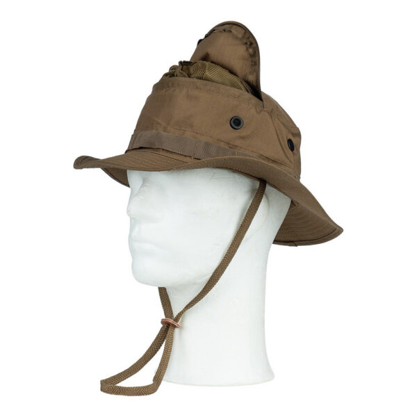 213147 112 02 Lichtgewicht Bush Hoed met Opbergbaar Muskietnet Franse Camo Ben je een enthousiaste wandelaar of iemand die graag de prachtige natuur verkent? Dan is onze Bush Hoed met Opbergbaar Muskietnet een must-have accessoire voor jouw avonturen. Deze hoed biedt niet alleen bescherming tegen de zon, maar houdt ook vervelende insecten op afstand, zodat je ongestoord kunt genieten van je outdoor activiteiten. De hoed is gemaakt van duurzaam katoen met een ripstop bovenlaag, waardoor hij bestand is tegen ruige omstandigheden en lang meegaat. Bovendien zorgen de ventilatiegaten aan de zijkant voor een luchtige en comfortabele ervaring, zelfs tijdens warme dagen. Het unieke kenmerk van deze bush hoed is het opbergbare muskietnet. Wanneer je het muskietnet niet nodig hebt, kan je het gemakkelijk opbergen in de hoed zelf. De afmetingen van het muskietnet zijn 47 cm in lengte en 40 cm in breedte, en het kan veilig worden afgesloten met een handige ritssluiting aan de bovenkant van de hoed. Dit zorgt voor een snelle en gemakkelijke bescherming wanneer de insecten actief zijn. Of je nu door dichte bossen wandelt, langs stromende rivieren of door andere natuurlijke habitats, onze Bush Hoed met Opbergbaar Muskietnet biedt de bescherming en het comfort dat je nodig hebt. Wacht niet langer en bestel vandaag nog jouw eigen bush hoed voor zorgeloos avontuur! <strong><big>Kenmerken:</big></strong> <ul> <li>ripstop materiaal</li> <li>gaten in de zijkant voor luchtigheid</li> <li>muskietnet afmetingen; lengte 47cm, breedte 40 cm</li> <li>opbergbaar muskietnet, te sluiten met rits aan de bovenkant van de hoed</li> </ul>