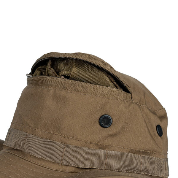 213147 112 03 Lichtgewicht Bush Hoed met Opbergbaar Muskietnet Franse Camo Ben je een enthousiaste wandelaar of iemand die graag de prachtige natuur verkent? Dan is onze Bush Hoed met Opbergbaar Muskietnet een must-have accessoire voor jouw avonturen. Deze hoed biedt niet alleen bescherming tegen de zon, maar houdt ook vervelende insecten op afstand, zodat je ongestoord kunt genieten van je outdoor activiteiten. De hoed is gemaakt van duurzaam katoen met een ripstop bovenlaag, waardoor hij bestand is tegen ruige omstandigheden en lang meegaat. Bovendien zorgen de ventilatiegaten aan de zijkant voor een luchtige en comfortabele ervaring, zelfs tijdens warme dagen. Het unieke kenmerk van deze bush hoed is het opbergbare muskietnet. Wanneer je het muskietnet niet nodig hebt, kan je het gemakkelijk opbergen in de hoed zelf. De afmetingen van het muskietnet zijn 47 cm in lengte en 40 cm in breedte, en het kan veilig worden afgesloten met een handige ritssluiting aan de bovenkant van de hoed. Dit zorgt voor een snelle en gemakkelijke bescherming wanneer de insecten actief zijn. Of je nu door dichte bossen wandelt, langs stromende rivieren of door andere natuurlijke habitats, onze Bush Hoed met Opbergbaar Muskietnet biedt de bescherming en het comfort dat je nodig hebt. Wacht niet langer en bestel vandaag nog jouw eigen bush hoed voor zorgeloos avontuur! <strong><big>Kenmerken:</big></strong> <ul> <li>ripstop materiaal</li> <li>gaten in de zijkant voor luchtigheid</li> <li>muskietnet afmetingen; lengte 47cm, breedte 40 cm</li> <li>opbergbaar muskietnet, te sluiten met rits aan de bovenkant van de hoed</li> </ul>