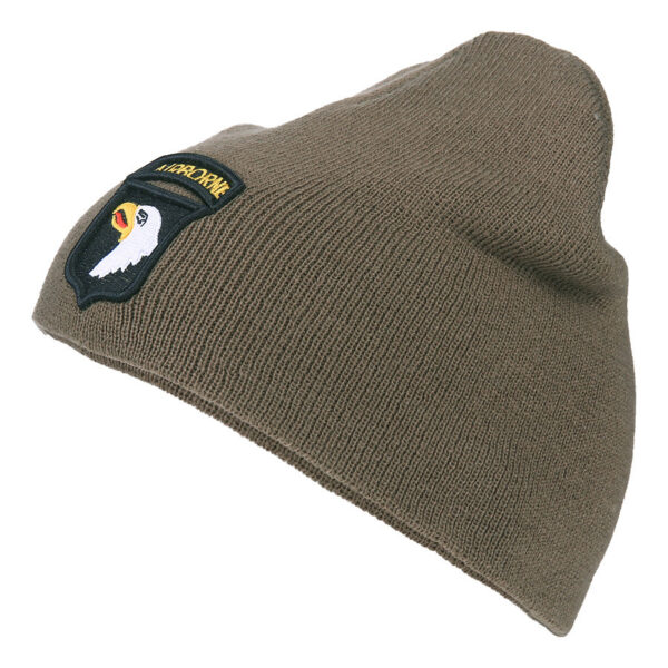 214141 04 01 <strong>Over de 101st Airborne Division:</strong> De <strong>101st Airborne Division</strong> is een gespecialiseerde luchtmobiele infanteriedivisie van het Amerikaanse leger, getraind voor luchtlandingsoperaties. De divisie staat bekend om hun strategische slagkracht en heeft een rijke geschiedenis van deelname aan belangrijke conflicten zoals <strong>Operatie Overlord</strong> (D-Day), <strong>Operation Market Garden</strong>, en de <strong>Slag om de Ardennen</strong>. Met hun uitzonderlijke mobiliteit en intensieve training worden de Screaming Eagles beschouwd als de "speerpunt" van het Amerikaanse leger. Deze beanie is perfect voor liefhebbers van militaire geschiedenis, outdoor-activiteiten of voor iedereen die zich warm wil houden met een stijlvol accessoire.
