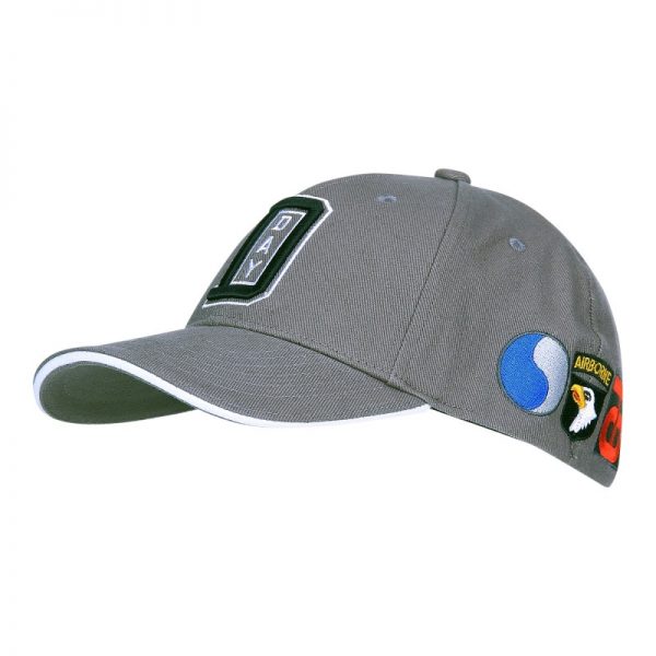 215157 265 Baseball cap WW II D Day grijs Baseball cap van 100% katoen. Deze cap heeft een flexibele band aan de binnenzijde van de cap waardoor deze altijd past. Hieronder een overzicht van de Divisies die betrokken waren bij D-day:   <img class="" src="https://upload.wikimedia.org/wikipedia/commons/thumb/4/4d/82nd_Airborne_Division_CSIB.svg/266px-82nd_Airborne_Division_CSIB.svg.png" alt="Afbeeldingsresultaat voor 82nd airborne" width="102" height="143" />  <img class="" src="https://upload.wikimedia.org/wikipedia/commons/thumb/9/98/US_101st_Airborne_Division_patch.svg/266px-US_101st_Airborne_Division_patch.svg.png" alt="Afbeeldingsresultaat voor 101st airborne" width="102" height="149" />  <img class="" src="https://www.mupload.nl/img/6j99c3md13l.png" alt="" width="103" height="170" />  <img class="" src="https://www.mupload.nl/img/w1o5xqulg.png" alt="" width="105" height="106" /> <img class="" src="https://www.mupload.nl/img/ojzsh6.png" alt="" width="105" height="108" /> <img class="" src="https://www.mupload.nl/img/48tum7d9e7vh.png" alt="" width="104" height="101" /><img class="" src="https://www.mupload.nl/img/0229zzy4w8.png" alt="" width="105" height="109" /> <div class="colordesc">Grijs</div>