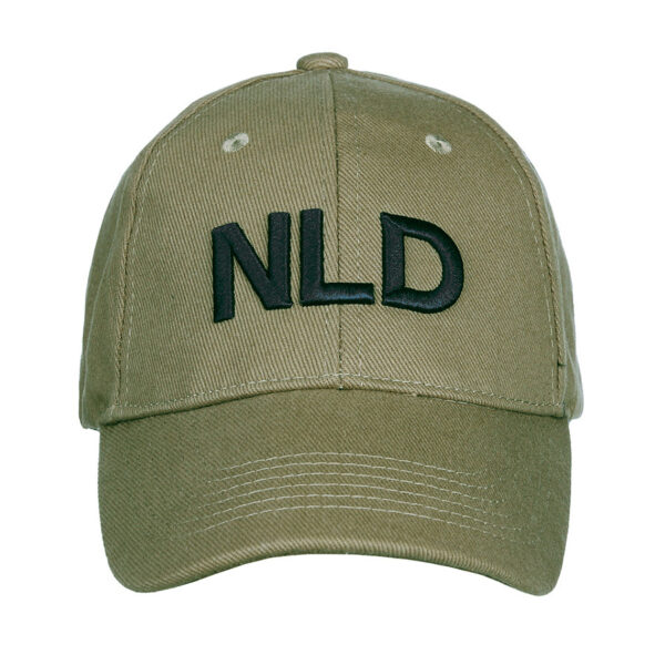 215157 255 11 02 De <strong>Baseball cap NLD</strong> is een stijlvolle en comfortabele pet die ideaal is voor dagelijks gebruik en outdooractiviteiten. Verkrijgbaar in de kleuren <strong>groen</strong>, <strong>zwart</strong>, <strong>khaki</strong>, en <strong>oranje</strong>, is deze cap geschikt voor elke gelegenheid en smaak. Gemaakt van <strong>100% katoen</strong>, biedt de pet ademend vermogen en langdurig draagcomfort, zelfs tijdens warme dagen. De cap is voorzien van een <strong>flexibele band aan de binnenzijde</strong>, waardoor hij zich aanpast aan verschillende hoofdmaten en altijd perfect past. Op de voorzijde prijken de letters <strong>‘NLD’</strong>, een trots symbool voor <strong>Nederland</strong>, terwijl de <strong>Nederlandse vlag</strong> op de achterzijde subtiel is verwerkt. Deze details maken de pet niet alleen functioneel, maar ook een stijlvolle manier om je nationale trots te tonen.