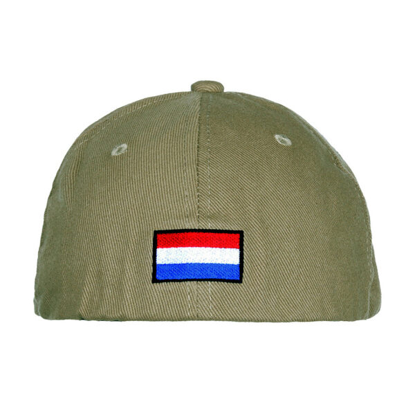 215157 255 11 03 De <strong>Baseball cap NLD</strong> is een stijlvolle en comfortabele pet die ideaal is voor dagelijks gebruik en outdooractiviteiten. Verkrijgbaar in de kleuren <strong>groen</strong>, <strong>zwart</strong>, <strong>khaki</strong>, en <strong>oranje</strong>, is deze cap geschikt voor elke gelegenheid en smaak. Gemaakt van <strong>100% katoen</strong>, biedt de pet ademend vermogen en langdurig draagcomfort, zelfs tijdens warme dagen. De cap is voorzien van een <strong>flexibele band aan de binnenzijde</strong>, waardoor hij zich aanpast aan verschillende hoofdmaten en altijd perfect past. Op de voorzijde prijken de letters <strong>‘NLD’</strong>, een trots symbool voor <strong>Nederland</strong>, terwijl de <strong>Nederlandse vlag</strong> op de achterzijde subtiel is verwerkt. Deze details maken de pet niet alleen functioneel, maar ook een stijlvolle manier om je nationale trots te tonen.