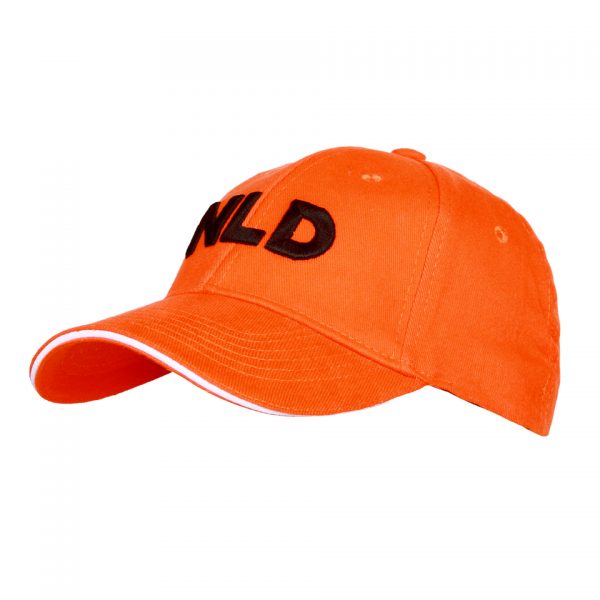 BASEBALL CAP NLD2 De <strong>Baseball cap NLD</strong> is een stijlvolle en comfortabele pet die ideaal is voor dagelijks gebruik en outdooractiviteiten. Verkrijgbaar in de kleuren <strong>groen</strong>, <strong>zwart</strong>, <strong>khaki</strong>, en <strong>oranje</strong>, is deze cap geschikt voor elke gelegenheid en smaak. Gemaakt van <strong>100% katoen</strong>, biedt de pet ademend vermogen en langdurig draagcomfort, zelfs tijdens warme dagen. De cap is voorzien van een <strong>flexibele band aan de binnenzijde</strong>, waardoor hij zich aanpast aan verschillende hoofdmaten en altijd perfect past. Op de voorzijde prijken de letters <strong>‘NLD’</strong>, een trots symbool voor <strong>Nederland</strong>, terwijl de <strong>Nederlandse vlag</strong> op de achterzijde subtiel is verwerkt. Deze details maken de pet niet alleen functioneel, maar ook een stijlvolle manier om je nationale trots te tonen.