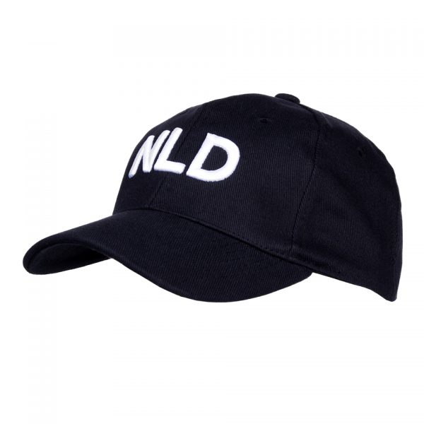 BASEBALL CAP NLD3 De <strong>Baseball cap NLD</strong> is een stijlvolle en comfortabele pet die ideaal is voor dagelijks gebruik en outdooractiviteiten. Verkrijgbaar in de kleuren <strong>groen</strong>, <strong>zwart</strong>, <strong>khaki</strong>, en <strong>oranje</strong>, is deze cap geschikt voor elke gelegenheid en smaak. Gemaakt van <strong>100% katoen</strong>, biedt de pet ademend vermogen en langdurig draagcomfort, zelfs tijdens warme dagen. De cap is voorzien van een <strong>flexibele band aan de binnenzijde</strong>, waardoor hij zich aanpast aan verschillende hoofdmaten en altijd perfect past. Op de voorzijde prijken de letters <strong>‘NLD’</strong>, een trots symbool voor <strong>Nederland</strong>, terwijl de <strong>Nederlandse vlag</strong> op de achterzijde subtiel is verwerkt. Deze details maken de pet niet alleen functioneel, maar ook een stijlvolle manier om je nationale trots te tonen.