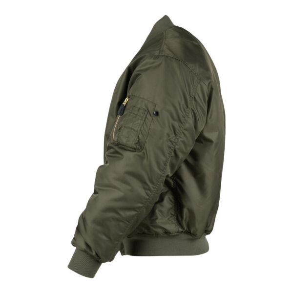 MA 1 bomber jack dark olive1 <strong>Materiaal:</strong> 100% hoogwaardig nylon ✔ <strong>Warme gewatteerde jas</strong> met binnenvoering ✔ <strong>Metalen ritssluiting</strong> voor extra duurzaamheid ✔ <strong>Twee steekzakken met drukknoop</strong> op de voorzijde ✔ <strong>Armzakje met metalen rits</strong> voor kleine accessoires ✔ <strong>Omkeerbare oranje binnenvoering</strong> voor extra zichtbaarheid ✔ <strong>Lage kraag</strong> voor een tijdloze look ✔ <strong>Verkrijgbaar in XXS t/m XXL</strong>, inclusief <strong>XS voor tieners vanaf 15 jaar</strong> <strong>Gewicht:</strong> 900 g <strong>Merk:</strong> Fostex Garments <strong>Perfect voor:</strong> <ul> <li>Beveiligingspersoneel & outdoor activiteiten</li> <li>Fans van militaire stijl & urban fashion</li> <li>Bescherming tegen kou en wind in alle seizoenen</li> <li>Streetwear en casual looks</li> </ul> Met zijn <strong>authentieke ontwerp</strong>, <strong>functionaliteit</strong> en <strong>tijdloze stijl</strong> is de <strong>MA-1 bomber jacket</strong> een must-have voor zowel militaire liefhebbers als modebewuste dragers! Voor de dames is het belangrijk om waarschijnlijk 1 maat kleiner te bestellen. <div><strong>Twijfel je over de maat, bestel dan één maatje groter. De jas valt wat kleiner uit.</strong></div> <div><a title="Maattabel" href="https://dedump.nl/wp-content/uploads/2025/01/Bomber-jas-dedump.nl_.pdf" target="_blank" rel="noopener noreferrer"><button><span style="color: #ef471f; font-size: medium;"><strong>Maattabel</strong></span></button></a></div>