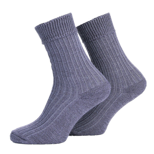 233180 10 01 Ervaar het ultieme comfort met de Boru Sokken Zwart. Deze sokken zijn gemaakt van een hoogwaardige materiaalsamenstelling: 50% wol, 30% poly/acryl en 20% polyamide. Ze zijn voorzien van een badstofzool die zorgt voor extra comfort tijdens het dragen. Daarnaast hebben de sokken geen voelbare teennaad, waardoor irritatie en blaarvorming worden voorkomen. De Boru Sokken zijn niet alleen comfortabel, maar ook gemakkelijk te onderhouden. Dankzij de materiaalsamenstelling zijn ze eenvoudig te wassen en blijven ze langdurig in topconditie. Deze sokken zijn ideaal voor zowel werk als wandelingen. Ze bieden de juiste ondersteuning en bescherming voor je voeten, zodat je de hele dag comfortabel kunt blijven bewegen. Kenmerken: <ul> <li>Badstofzool voor extra comfort</li> <li>Geen voelbare teennaad om irritatie en blaarvorming te voorkomen</li> <li>Machine wasbaar voor eenvoudig onderhoud</li> <li>Verkrijgbaar in 5 kleuren</li> </ul> Kies voor comfort en duurzaamheid met de Boru Sokken. Bestel nu bij DeDump.nl en geniet van comfortabele voeten tijdens je werk en wandelingen.