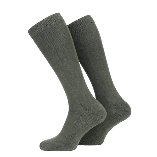 233185 11 01 De Tactical Bamboo sokken zijn de ultieme keuze voor wie op zoek is naar comfortabele en functionele sokken. Gemaakt van bamboevezels, bieden deze sokken tal van voordelen voor je voeten. Bamboo sokken zijn hypoallergeen, wat betekent dat ze geschikt zijn voor zelfs de meest gevoelige huid. Ze zijn ook antibacterieel, waardoor onaangename geurtjes worden voorkomen. De ademende eigenschappen zorgen ervoor dat je voeten fris en droog blijven, terwijl de sokken vocht absorberen. Deze sokken zijn ontworpen in een lang model en hebben een badstof zool, waardoor ze ideaal zijn voor dagelijks gebruik, sporten of outdoor activiteiten. De gladde teennaad voorkomt wrijving en irritatie, wat bijdraagt aan het draagcomfort. Een bijzonder kenmerk van deze sokken is de thermo control, waardoor je voeten beschermd zijn tegen zowel de hitte in de zomer als de koude temperaturen in de winter. Dit maakt ze veelzijdig en geschikt voor alle seizoenen. Of je nu wandelt, sport, op avontuur gaat, of gewoon geniet van dagelijks comfort, de Tactical Bamboo sokken bieden de eigenschappen die je nodig hebt voor gelukkige voeten. <strong>Kenmerken:</strong> <ul> <li><big>Lang model sok</big></li> <li><big>Badstof zool</big></li> <li><big>Gladde teennaad</big></li> </ul> <div class="colordesc">Zwart</div>