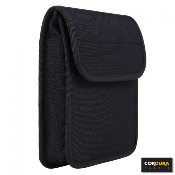 DOCUMENT POUCH CORDURA DP2221 Document pouch van 100% Cordura. Deze pouch is geschikt voor verschillende documenten/notitie boekjes. Voorzien van een riemlus. Afmeting: 20 x 16 x 5 cm. <div class="colordesc">Zwart</div>