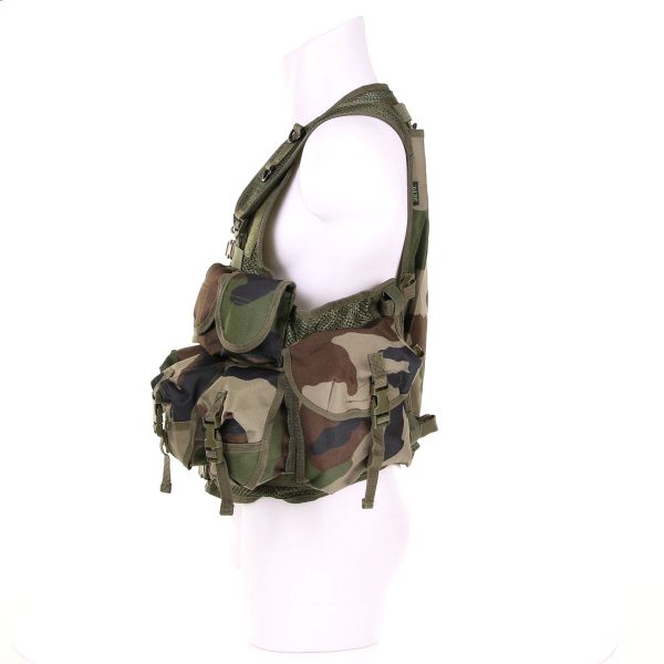 TACTICAL VEST RANGER FRENCH STYLE LQ141642 Tactical vest van 100% nylon. DIt vest is verstelbaar en beschikt over vele tasjes. <div class="colordesc">frans camo</div>
