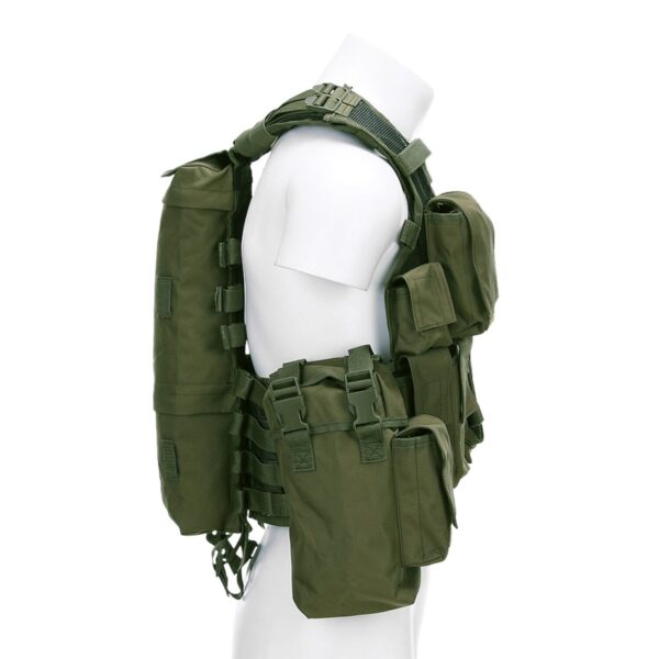 Tactical vest2 1 Ons Tactical Vest biedt ongeëvenaarde prestaties en gebruiksgemak in het veld. Vervaardigd van duurzaam 100% nylon, is dit vest ontworpen om lang mee te gaan en bestand te zijn tegen de zwaarste omstandigheden. Met verstelbare banden voor een perfecte pasvorm en talrijke zakken voor het opbergen van essentiële uitrusting, biedt dit vest alles wat je nodig hebt voor elke missie of outdooractiviteit. <div class="colordesc">Groen</div> <div class="colorimg"><a href="https://dedump.nl/wp-content/uploads/2019/07/groen.jpg"><img class="alignnone size-full wp-image-18948" src="https://dedump.nl/wp-content/uploads/2019/07/groen.jpg" alt="" width="171" height="26" /></a></div> <div></div> <div> <div class="colordesc">Zwart</div> <div class="colorimg"><a href="https://dedump.nl/wp-content/uploads/2019/07/glans-zwart.jpg"><img class="alignnone size-full wp-image-18945" src="https://dedump.nl/wp-content/uploads/2019/07/glans-zwart.jpg" alt="" width="171" height="26" /></a></div> </div> <div></div> <div> <div class="colordesc">Woodland</div> <div class="colorimg"><a href="https://dedump.nl/wp-content/uploads/2019/07/woodland.jpg"><img class="alignnone size-full wp-image-18987" src="https://dedump.nl/wp-content/uploads/2019/07/woodland.jpg" alt="" width="171" height="26" /></a></div> </div> <div></div> <div> <div class="colordesc">Digital Camo</div> <div class="colorimg"><a href="https://dedump.nl/wp-content/uploads/2019/07/digital-camo-1.jpg"><img class="alignnone size-full wp-image-18937" src="https://dedump.nl/wp-content/uploads/2019/07/digital-camo-1.jpg" alt="" width="171" height="26" /></a></div> </div>