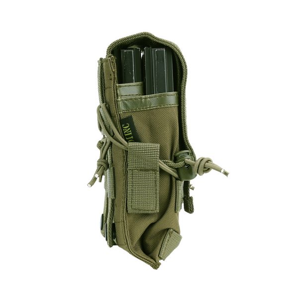352070 Munitie tas Airsoft dubbel magazijn5 Voor de avontuurlijke buitensportliefhebber die zich voorbereidt op elk scenario, presenteren we de Dubbele Magazijn Munitie Tas voor Buitensport. Deze tas is ontworpen om je munitie en benodigdheden binnen handbereik te houden tijdens al je buitenavonturen. Gemaakt van stevig en slijtvast 100% nylon, is deze tas bestand tegen de uitdagingen van de natuur. Of je nu gaat wandelen, kamperen, jagen of gewoon de wildernis verkent, deze tas staat aan je zijde. Het dubbele magazijnontwerp zorgt ervoor dat je snel en moeiteloos bij je benodigdheden kunt, waardoor je flexibel kunt reageren op veranderende omstandigheden. De tas sluit stevig af om je uitrusting veilig te houden, zelfs tijdens veeleisende avonturen. Kortom, de Dubbele Magazijn Munitie Tas voor Buitensport is de ideale keuze voor avonturiers die streven naar organisatie en voorbereiding in de wildernis. Met deze tas ben je altijd klaar voor je volgende buitensportuitdaging. Munitie tas van 100% nylon. <div class="colordesc">groen</div> <div class="colorimg"><a href="https://dedump.nl/wp-content/uploads/2019/07/groen.jpg"><img class="alignnone size-full wp-image-18948" src="https://dedump.nl/wp-content/uploads/2019/07/groen.jpg" alt="" width="171" height="26" /></a></div> <div></div> <div> <div class="colordesc">zwart</div> <div class="colorimg"><a href="https://dedump.nl/wp-content/uploads/2019/07/glans-zwart.jpg"><img class="alignnone size-full wp-image-18945" src="https://dedump.nl/wp-content/uploads/2019/07/glans-zwart.jpg" alt="" width="171" height="26" /></a></div> </div> <div></div> <div> <div class="colordesc">khaki</div> <div class="colorimg"><a href="https://dedump.nl/wp-content/uploads/2019/07/khaki.jpg"><img class="alignnone size-full wp-image-18955" src="https://dedump.nl/wp-content/uploads/2019/07/khaki.jpg" alt="" width="171" height="26" /></a></div> </div>