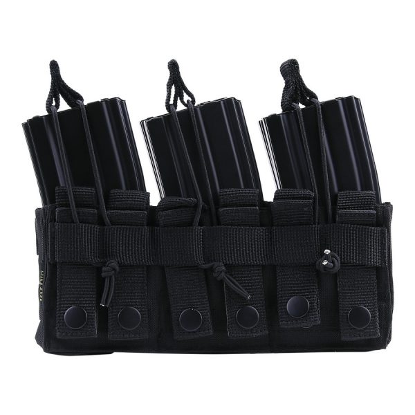 359858 Triple stacker M4 mag pouch5 De Triple stacker M4 mag pouch. Deze mooie en kwalitatieve goedgevormde pouch biedt plaats aan zes M4 / M16 magazijnen. De pouch is voorzien van MOLLE bevestiging voor de enige juiste connectie met uw vest of andere MOLLE-gear. <strong>Afmeting: </strong>9 x 24 x 5 cm <div class="colordesc">icc fg</div> <div class="colorimg"><a href="https://dedump.nl/wp-content/uploads/2019/07/icc-fg.jpg"><img class="alignnone size-full wp-image-18950" src="https://dedump.nl/wp-content/uploads/2019/07/icc-fg.jpg" alt="" width="171" height="26" /></a></div> <div></div> <div> <div class="colordesc">groen</div> <div class="colorimg"><a href="https://dedump.nl/wp-content/uploads/2019/07/groen.jpg"><img class="alignnone size-full wp-image-18948" src="https://dedump.nl/wp-content/uploads/2019/07/groen.jpg" alt="" width="171" height="26" /></a></div> </div> <div></div> <div> <div class="colordesc">zwart</div> <div class="colorimg"><a href="https://dedump.nl/wp-content/uploads/2019/07/glans-zwart.jpg"><img class="alignnone size-full wp-image-18945" src="https://dedump.nl/wp-content/uploads/2019/07/glans-zwart.jpg" alt="" width="171" height="26" /></a></div> </div>