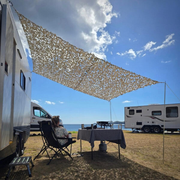 469267 47 08 Onze camonet van 6 x 3 meter is een camouflagenet van hoge kwaliteit, ontworpen voor maximale prestaties en duurzaamheid. Met een achterkant voorzien van touw en knopen voor eenvoudige bevestiging, is deze camonet perfect geschikt voor buitenactiviteiten. Het waterdichte materiaal is rot- en schimmelwerend, terwijl de verhoogde UV-behandeling zorgt voor een langere levensduur, zelfs in vochtige omstandigheden.