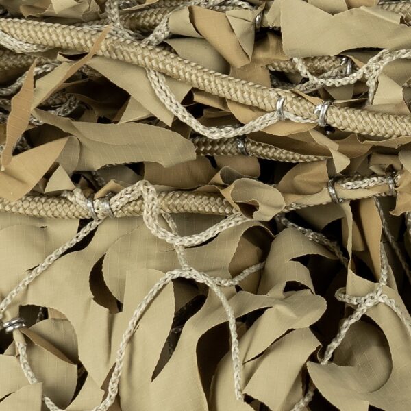 Camonet 6 X 3 M3 Onze camonet van 6 x 3 meter is een camouflagenet van hoge kwaliteit, ontworpen voor maximale prestaties en duurzaamheid. Met een achterkant voorzien van touw en knopen voor eenvoudige bevestiging, is deze camonet perfect geschikt voor buitenactiviteiten. Het waterdichte materiaal is rot- en schimmelwerend, terwijl de verhoogde UV-behandeling zorgt voor een langere levensduur, zelfs in vochtige omstandigheden.