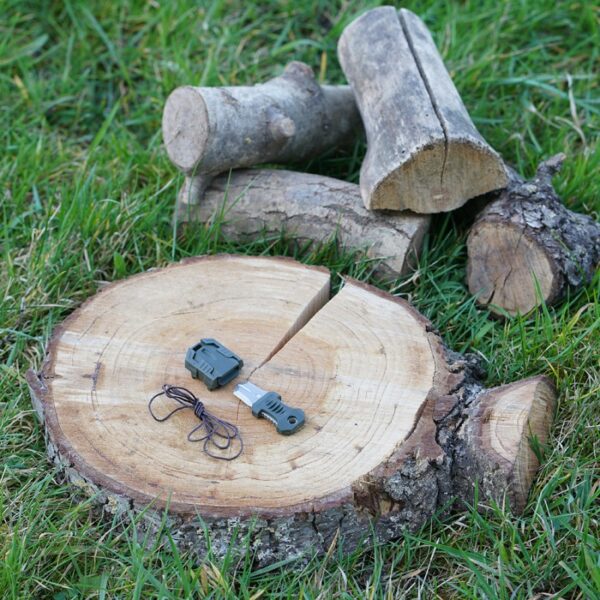 Pocket tool EX0027 Pocket tool EX 002 Materiaal: gehard 440C roestvrij staal blade en rubber overgoten grip. <div class="colordesc">groen</div> <div class="colorimg"><a href="https://dedump.nl/wp-content/uploads/2019/07/groen.jpg"><img class="alignnone size-full wp-image-18948" src="https://dedump.nl/wp-content/uploads/2019/07/groen.jpg" alt="" width="171" height="26" /></a></div> <div></div> <div> <div class="colordesc">coyote</div> <div><a href="https://dedump.nl/wp-content/uploads/2018/07/coyote_112-e1567862860556.jpg"><img class="alignnone size-full wp-image-22519" src="https://dedump.nl/wp-content/uploads/2018/07/coyote_112-e1567862860556.jpg" alt="" width="50" height="50" /></a></div> </div> <div> <div class="colorimg"></div> </div>