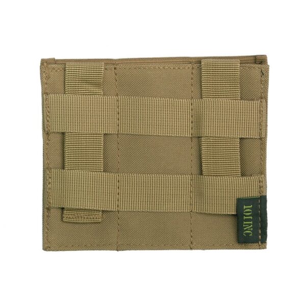 Triple elastic magazine pistol pouch7 Elastische magazijnpouch voor 3 pistool magazijnen. Gemaakt van 100% nylon. <strong>Pouch is geschikt voor de magazijnen van:</strong> <ul> <li>Glock 17, 19</li> <li>Sig Sauer P220, P226, P228</li> <li>Colt 1911</li> <li>Baretta 92F (M9)</li> <li>Smith & Wesson M&P 9 serie</li> <li>Browning Hi-Power</li> <li>Walter PPQ</li> </ul> <strong>Afmeting:</strong> 15 x 13 x 0.5 cm Let op! De kleur ICC FG is aan de voorzijde effen groen en aan de achterzijde (molle) in de camo kleur. <div class="colordesc">icc fg</div> <div class="colorimg"><a href="https://dedump.nl/wp-content/uploads/2019/07/icc-fg.jpg"><img class="alignnone size-full wp-image-18950" src="https://dedump.nl/wp-content/uploads/2019/07/icc-fg.jpg" alt="" width="171" height="26" /></a></div> <div></div> <div> <div class="colordesc">groen</div> <div class="colorimg"><a href="https://dedump.nl/wp-content/uploads/2019/07/groen.jpg"><img class="alignnone size-full wp-image-18948" src="https://dedump.nl/wp-content/uploads/2019/07/groen.jpg" alt="" width="171" height="26" /></a></div> </div> <div></div> <div> <div class="colordesc">coyote</div> <div class="colorimg"><a href="https://dedump.nl/wp-content/uploads/2018/07/coyote_112-e1567862860556.jpg"><img class="alignnone size-full wp-image-22519" src="https://dedump.nl/wp-content/uploads/2018/07/coyote_112-e1567862860556.jpg" alt="" width="50" height="50" /></a></div> </div> <div></div> <div> <div class="colordesc">zwart</div> <div class="colorimg"><a href="https://dedump.nl/wp-content/uploads/2019/07/glans-zwart.jpg"><img class="alignnone size-full wp-image-18945" src="https://dedump.nl/wp-content/uploads/2019/07/glans-zwart.jpg" alt="" width="171" height="26" /></a></div> </div>