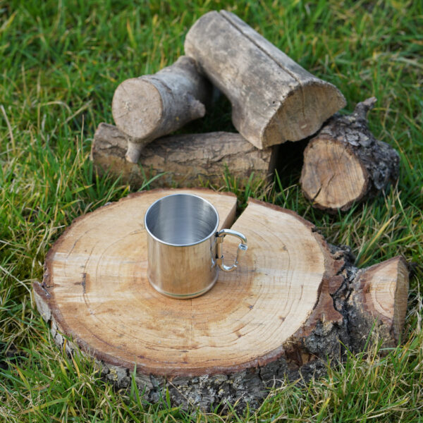 311053 RVS mok2 Als je op zoek bent naar een stevige en duurzame mok voor onderweg, dan is deze RVS mok de perfecte keuze. Gemaakt van hoogwaardig roestvrij staal, biedt deze mok niet alleen duurzaamheid, maar ook handige functies die hem ideaal maken voor outdoor liefhebbers, kampeerders en avonturiers. Belangrijkste kenmerken: <ol> <li><strong>Roestvrij Staal:</strong> Deze mok is gemaakt van 100% roestvrij staal, wat betekent dat hij bestand is tegen roest en corrosie. Hij gaat lang mee, zelfs bij veelvuldig gebruik in ruwe omgevingen.</li> <li><strong>Handige Schroefsluiting met Karabijnhaak:</strong> De schroefsluiting op het deksel is bevestigd aan een karabijnhaak, die tevens als hengsel dient. Hierdoor kun je de mok eenvoudig aan je riem, rugzak of tas bevestigen. Dit bespaart ruimte in je tas en zorgt ervoor dat je de mok altijd binnen handbereik hebt.</li> <li><strong>Ruime Inhoud:</strong> De mok heeft een inhoud van 300 ml, wat voldoende is voor een stevige kop koffie, thee of soep. Het is de perfecte maat voor warme of koude dranken.</li> <li><strong>Robuust Ontwerp:</strong> Deze RVS mok is gebouwd om de ontberingen van buitenavonturen aan te kunnen. Of je nu gaat kamperen, wandelen, reizen of gewoon wilt genieten van je koffie in de natuur, deze mok kan de klus klaren.</li> <li><strong>Makkelijk Schoon te Maken:</strong> Het gladde oppervlak van roestvrij staal maakt deze mok eenvoudig schoon te maken, of je nu toegang hebt tot een vaatwasser of gewoon met de hand wast.</li> </ol> Deze RVS mok combineert duurzaamheid met functionaliteit en draagbaarheid. Of je nu geniet van een warm drankje in de buitenlucht of jezelf wilt hydrateren tijdens je avonturen, deze mok is een betrouwbare metgezel. Voeg hem toe aan je kampeeruitrusting of draag hem dagelijks bij je voor onderweg.