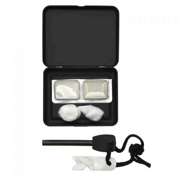 MAGNESIUM VUURSTARTER SET IN DOOSJE Ben je een avontuurlijke ziel die graag de wildernis intrekt of ben je gewoon op zoek naar een betrouwbare manier om vuur te maken? Onze Magnesium Vuurstarter Set is de perfecte metgezel voor outdoorliefhebbers, kampeerders en survivalisten. Deze complete vuurkit wordt geleverd in een handig doosje en bevat een krachtige magnesium stick, waarmee je gemakkelijk vuur kunt maken, zelfs in de meest uitdagende omstandigheden. Het magnesiumblok levert hete vonken om brandbaar materiaal zoals droge bladeren, takken of tondel te ontsteken. Deze vuurstarter is een onmisbaar hulpmiddel om je warm te houden, voedsel te bereiden of een noodsituatie aan te pakken. Kenmerken van de set: <ul> <li>Magnesium stick: Levert intense vonken om vuur te ontsteken.</li> <li>Strijker: Geïntegreerd in het doosje voor eenvoudig gebruik.</li> <li>Handig doosje: Compact en draagbaar, past in je broekzak of rugzak.</li> <li>Koord: Voor bevestiging aan een sleutelhanger of uitrusting.</li> <li>Instructies: Gedetailleerde stappen om vuur te maken.</li> </ul> Deze vuurstarter is niet alleen geschikt voor outdoor avonturen, maar kan ook van onschatbare waarde zijn bij noodsituaties of stroomstoringen. Met de Magnesium Vuurstarter Set ben je altijd voorbereid en kun je rekenen op een betrouwbare vuurbron, ongeacht de omstandigheden. Voeg deze vuurkit toe aan je uitrusting en geniet van de gemoedsrust die komt met de wetenschap dat je altijd in staat bent om vuur te maken. Bestel vandaag nog en ontdek de eindeloze mogelijkheden die deze magnesium vuurstarter biedt!