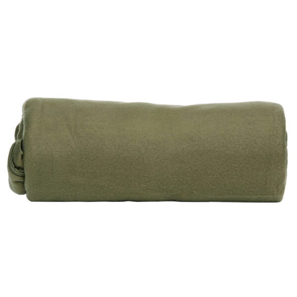 313226 11 01 De Slaapzak Fleece is een veelzijdige en comfortabele optie voor elke outdoorliefhebber. Gemaakt van 100% fleece, biedt deze slaapzak een zachte en warme slaapervaring, perfect voor zowel binnen- als buitengebruik. Dankzij de lichte en compacte constructie is hij gemakkelijk mee te nemen op kampeertrips of andere avonturen. Wat deze slaapzak extra handig maakt, is zijn multifunctionaliteit. Je kunt hem niet alleen als slaapzak gebruiken, maar ook als een warme deken of als extra voering binnen een andere slaapzak bij extreem koude omstandigheden. Met een royale afmeting van 190 x 75 cm biedt de slaapzak voldoende ruimte voor een comfortabele nachtrust.