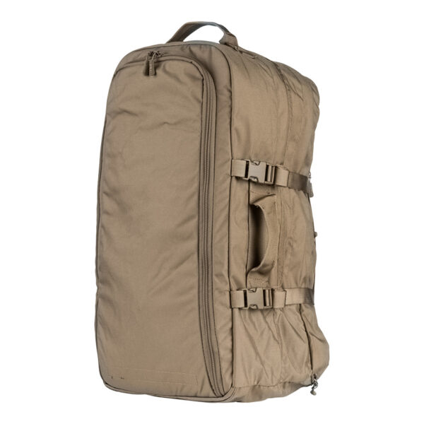 351618 112 02 De <strong>TF-2215 TravelMate Rugzak Gen.2</strong> is dé veelzijdige rugzak voor avonturiers, reizigers en outdoorliefhebbers. Met een ruime inhoud van <strong>45 liter</strong> en een <strong>ergonomisch design</strong> biedt deze rugzak ultiem draagcomfort en optimale organisatie voor al je uitrusting. Of je nu op een <strong>backpacktrip</strong>, een <strong>lange hike</strong>, of een <strong>stedentrip</strong> gaat, deze rugzak is ontworpen om aan al je eisen te voldoen. Dankzij de <strong>tactische en praktische indeling</strong> is deze rugzak geschikt voor zowel <strong>dagelijks gebruik als extreme omstandigheden</strong>. Hij voldoet bovendien aan de handbagage-eisen van veel luchtvaartmaatschappijen, wat hem perfect maakt voor vliegreizen. De <strong>weg te ritsen schouderbanden</strong> zorgen ervoor dat je hem snel kunt omvormen tot een handtas of compacte reistas. De <strong>Gen.2-versie</strong> van de TravelMate rugzak is verder verbeterd met <strong>extra padding in de draagstraps</strong> en een <strong>versterkt rugpand</strong>, wat zorgt voor meer stabiliteit en draagcomfort, zelfs bij langdurig gebruik en zware bepakking.