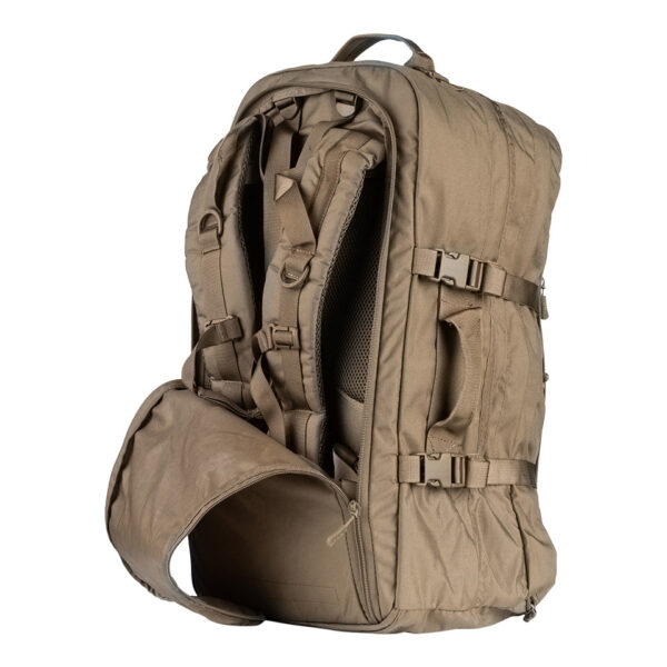 351618 112 03 De <strong>TF-2215 TravelMate Rugzak Gen.2</strong> is dé veelzijdige rugzak voor avonturiers, reizigers en outdoorliefhebbers. Met een ruime inhoud van <strong>45 liter</strong> en een <strong>ergonomisch design</strong> biedt deze rugzak ultiem draagcomfort en optimale organisatie voor al je uitrusting. Of je nu op een <strong>backpacktrip</strong>, een <strong>lange hike</strong>, of een <strong>stedentrip</strong> gaat, deze rugzak is ontworpen om aan al je eisen te voldoen. Dankzij de <strong>tactische en praktische indeling</strong> is deze rugzak geschikt voor zowel <strong>dagelijks gebruik als extreme omstandigheden</strong>. Hij voldoet bovendien aan de handbagage-eisen van veel luchtvaartmaatschappijen, wat hem perfect maakt voor vliegreizen. De <strong>weg te ritsen schouderbanden</strong> zorgen ervoor dat je hem snel kunt omvormen tot een handtas of compacte reistas. De <strong>Gen.2-versie</strong> van de TravelMate rugzak is verder verbeterd met <strong>extra padding in de draagstraps</strong> en een <strong>versterkt rugpand</strong>, wat zorgt voor meer stabiliteit en draagcomfort, zelfs bij langdurig gebruik en zware bepakking.