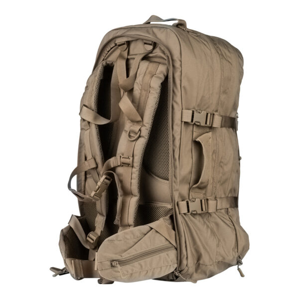 351618 112 04 De <strong>TF-2215 TravelMate Rugzak Gen.2</strong> is dé veelzijdige rugzak voor avonturiers, reizigers en outdoorliefhebbers. Met een ruime inhoud van <strong>45 liter</strong> en een <strong>ergonomisch design</strong> biedt deze rugzak ultiem draagcomfort en optimale organisatie voor al je uitrusting. Of je nu op een <strong>backpacktrip</strong>, een <strong>lange hike</strong>, of een <strong>stedentrip</strong> gaat, deze rugzak is ontworpen om aan al je eisen te voldoen. Dankzij de <strong>tactische en praktische indeling</strong> is deze rugzak geschikt voor zowel <strong>dagelijks gebruik als extreme omstandigheden</strong>. Hij voldoet bovendien aan de handbagage-eisen van veel luchtvaartmaatschappijen, wat hem perfect maakt voor vliegreizen. De <strong>weg te ritsen schouderbanden</strong> zorgen ervoor dat je hem snel kunt omvormen tot een handtas of compacte reistas. De <strong>Gen.2-versie</strong> van de TravelMate rugzak is verder verbeterd met <strong>extra padding in de draagstraps</strong> en een <strong>versterkt rugpand</strong>, wat zorgt voor meer stabiliteit en draagcomfort, zelfs bij langdurig gebruik en zware bepakking.