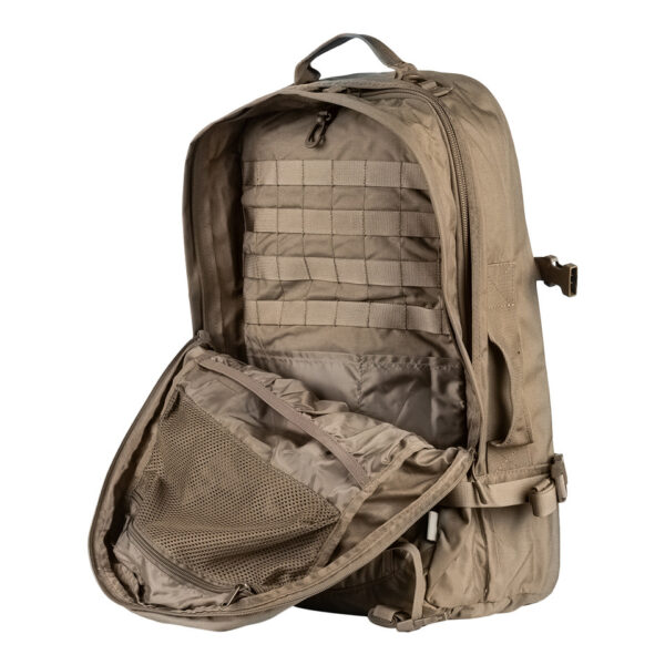 351618 112 05 De <strong>TF-2215 TravelMate Rugzak Gen.2</strong> is dé veelzijdige rugzak voor avonturiers, reizigers en outdoorliefhebbers. Met een ruime inhoud van <strong>45 liter</strong> en een <strong>ergonomisch design</strong> biedt deze rugzak ultiem draagcomfort en optimale organisatie voor al je uitrusting. Of je nu op een <strong>backpacktrip</strong>, een <strong>lange hike</strong>, of een <strong>stedentrip</strong> gaat, deze rugzak is ontworpen om aan al je eisen te voldoen. Dankzij de <strong>tactische en praktische indeling</strong> is deze rugzak geschikt voor zowel <strong>dagelijks gebruik als extreme omstandigheden</strong>. Hij voldoet bovendien aan de handbagage-eisen van veel luchtvaartmaatschappijen, wat hem perfect maakt voor vliegreizen. De <strong>weg te ritsen schouderbanden</strong> zorgen ervoor dat je hem snel kunt omvormen tot een handtas of compacte reistas. De <strong>Gen.2-versie</strong> van de TravelMate rugzak is verder verbeterd met <strong>extra padding in de draagstraps</strong> en een <strong>versterkt rugpand</strong>, wat zorgt voor meer stabiliteit en draagcomfort, zelfs bij langdurig gebruik en zware bepakking.