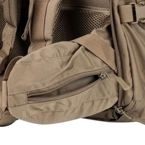 351618 112 06 De <strong>TF-2215 TravelMate Rugzak Gen.2</strong> is dé veelzijdige rugzak voor avonturiers, reizigers en outdoorliefhebbers. Met een ruime inhoud van <strong>45 liter</strong> en een <strong>ergonomisch design</strong> biedt deze rugzak ultiem draagcomfort en optimale organisatie voor al je uitrusting. Of je nu op een <strong>backpacktrip</strong>, een <strong>lange hike</strong>, of een <strong>stedentrip</strong> gaat, deze rugzak is ontworpen om aan al je eisen te voldoen. Dankzij de <strong>tactische en praktische indeling</strong> is deze rugzak geschikt voor zowel <strong>dagelijks gebruik als extreme omstandigheden</strong>. Hij voldoet bovendien aan de handbagage-eisen van veel luchtvaartmaatschappijen, wat hem perfect maakt voor vliegreizen. De <strong>weg te ritsen schouderbanden</strong> zorgen ervoor dat je hem snel kunt omvormen tot een handtas of compacte reistas. De <strong>Gen.2-versie</strong> van de TravelMate rugzak is verder verbeterd met <strong>extra padding in de draagstraps</strong> en een <strong>versterkt rugpand</strong>, wat zorgt voor meer stabiliteit en draagcomfort, zelfs bij langdurig gebruik en zware bepakking.