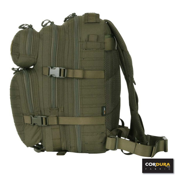 351622 11 04 De Lasercut 1-day assault rugzak Cordura LQ16173 is een compacte en stevige rugzak, ideaal voor een dagje weg, school, of outdooractiviteiten zoals airsoft. Gemaakt van hoogwaardig Cordura Fabric, biedt deze rugzak duurzaamheid en slijtvastheid. De lasercut Molle-uitsparingen maken het eenvoudig om extra accessoires en pouches te bevestigen.
