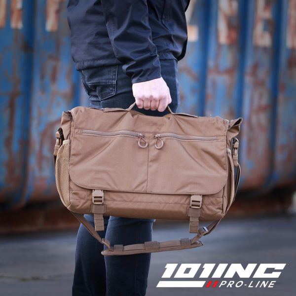 MESSENGER BAG 1955512 <big>De TF-2215 Messenger Bag is een multifunctionele schoudertas welke volledig naar eigen smaak kan worden ingericht. Gemaakt van duurzaam Cordura 500D materiaal. Een degelijke tas welke is voorzien van een verwijderbare laptophoes voor laptops tot 15 inch. De Messenger bag is ideaal voor dagelijks gebruik, tijdens het reizen of voor outdoor activiteiten.</big> <strong>Materiaal: </strong>100% Cordura Nylon 500 DEN. <strong>Afmeting:</strong> 53 x 24 x 14 cm <strong>Volume: </strong>18 liter <strong>Specificaties:</strong> <ul> <li><big>Sterk handvat</big></li> <li><big>Verwijderbare laptop hoes voor laptops tot 15 Inch.</big></li> <li><big>1 verborgen opbergvak aan de achterzijde met Velcro voering</big></li> <li><big>2 ondersteuningsbanden om op een trolley te bevestigen</big></li> <li><big>2 ritsvakken op de klep van de tas om kleine spullen in op te bergen</big></li> <li><big>Klep kan gesloten worden met Velcro en klik-sluiting</big></li> <li><big>Ruimte aan zijkanten van de tas voor drinkflessen</big></li> <li><big>Verstelbare en gepolsterde draagriem</big></li> <li><big>1 ritsvak voor documenten</big></li> <li><big>1 opbergvak voor kleine spullen</big></li> <li><big>Lus voor het bevestigen van kleine zaklamp/mes/multi tool</big></li> <li><big>Diverse opbergvakken en mesh vakken</big></li> <li><big>YKK-ritsen en ITW-gespen</big></li> </ul> <img class="" src="https://www.mupload.nl/img/lwkaai.png" alt="" width="100" height="53" /><img src="https://static.wixstatic.com/media/01c654_09e0c314f80d42249d1a491f181a41f7~mv2.png/v1/fill/w_138,h_54,al_c,q_80,usm_0.66_1.00_0.01/Cordura.webp" alt="Cordura" /> <big> </big><img class="" src="https://logos-download.com/wp-content/uploads/2016/11/YKK_logo_logotype.png" alt="" width="100" height="29" /> <div class="colordesc">groen</div> <div class="colorimg"><a href="https://dedump.nl/wp-content/uploads/2019/07/groen.jpg"><img class="alignnone size-full wp-image-18948" src="https://dedump.nl/wp-content/uploads/2019/07/groen.jpg" alt="" width="171" height="26" /></a></div> <div></div> <div> <div class="colordesc">coyote</div> <div class="colorimg"><a href="https://dedump.nl/wp-content/uploads/2018/07/coyote_112-e1567862860556.jpg"><img class="alignnone size-full wp-image-22519" src="https://dedump.nl/wp-content/uploads/2018/07/coyote_112-e1567862860556.jpg" alt="" width="50" height="50" /></a></div> </div>