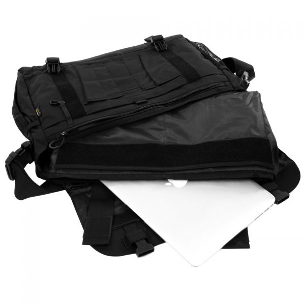 MESSENGER BAG 195556 <big>De TF-2215 Messenger Bag is een multifunctionele schoudertas welke volledig naar eigen smaak kan worden ingericht. Gemaakt van duurzaam Cordura 500D materiaal. Een degelijke tas welke is voorzien van een verwijderbare laptophoes voor laptops tot 15 inch. De Messenger bag is ideaal voor dagelijks gebruik, tijdens het reizen of voor outdoor activiteiten.</big> <strong>Materiaal: </strong>100% Cordura Nylon 500 DEN. <strong>Afmeting:</strong> 53 x 24 x 14 cm <strong>Volume: </strong>18 liter <strong>Specificaties:</strong> <ul> <li><big>Sterk handvat</big></li> <li><big>Verwijderbare laptop hoes voor laptops tot 15 Inch.</big></li> <li><big>1 verborgen opbergvak aan de achterzijde met Velcro voering</big></li> <li><big>2 ondersteuningsbanden om op een trolley te bevestigen</big></li> <li><big>2 ritsvakken op de klep van de tas om kleine spullen in op te bergen</big></li> <li><big>Klep kan gesloten worden met Velcro en klik-sluiting</big></li> <li><big>Ruimte aan zijkanten van de tas voor drinkflessen</big></li> <li><big>Verstelbare en gepolsterde draagriem</big></li> <li><big>1 ritsvak voor documenten</big></li> <li><big>1 opbergvak voor kleine spullen</big></li> <li><big>Lus voor het bevestigen van kleine zaklamp/mes/multi tool</big></li> <li><big>Diverse opbergvakken en mesh vakken</big></li> <li><big>YKK-ritsen en ITW-gespen</big></li> </ul> <img class="" src="https://www.mupload.nl/img/lwkaai.png" alt="" width="100" height="53" /><img src="https://static.wixstatic.com/media/01c654_09e0c314f80d42249d1a491f181a41f7~mv2.png/v1/fill/w_138,h_54,al_c,q_80,usm_0.66_1.00_0.01/Cordura.webp" alt="Cordura" /> <big> </big><img class="" src="https://logos-download.com/wp-content/uploads/2016/11/YKK_logo_logotype.png" alt="" width="100" height="29" /> <div class="colordesc">groen</div> <div class="colorimg"><a href="https://dedump.nl/wp-content/uploads/2019/07/groen.jpg"><img class="alignnone size-full wp-image-18948" src="https://dedump.nl/wp-content/uploads/2019/07/groen.jpg" alt="" width="171" height="26" /></a></div> <div></div> <div> <div class="colordesc">coyote</div> <div class="colorimg"><a href="https://dedump.nl/wp-content/uploads/2018/07/coyote_112-e1567862860556.jpg"><img class="alignnone size-full wp-image-22519" src="https://dedump.nl/wp-content/uploads/2018/07/coyote_112-e1567862860556.jpg" alt="" width="50" height="50" /></a></div> </div>