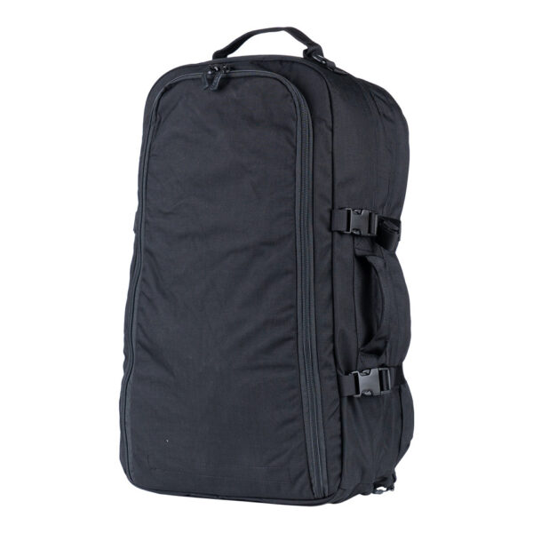 TF 2215 Rugzak Travelmate Gen.215 De <strong>TF-2215 TravelMate Rugzak Gen.2</strong> is dé veelzijdige rugzak voor avonturiers, reizigers en outdoorliefhebbers. Met een ruime inhoud van <strong>45 liter</strong> en een <strong>ergonomisch design</strong> biedt deze rugzak ultiem draagcomfort en optimale organisatie voor al je uitrusting. Of je nu op een <strong>backpacktrip</strong>, een <strong>lange hike</strong>, of een <strong>stedentrip</strong> gaat, deze rugzak is ontworpen om aan al je eisen te voldoen. Dankzij de <strong>tactische en praktische indeling</strong> is deze rugzak geschikt voor zowel <strong>dagelijks gebruik als extreme omstandigheden</strong>. Hij voldoet bovendien aan de handbagage-eisen van veel luchtvaartmaatschappijen, wat hem perfect maakt voor vliegreizen. De <strong>weg te ritsen schouderbanden</strong> zorgen ervoor dat je hem snel kunt omvormen tot een handtas of compacte reistas. De <strong>Gen.2-versie</strong> van de TravelMate rugzak is verder verbeterd met <strong>extra padding in de draagstraps</strong> en een <strong>versterkt rugpand</strong>, wat zorgt voor meer stabiliteit en draagcomfort, zelfs bij langdurig gebruik en zware bepakking.